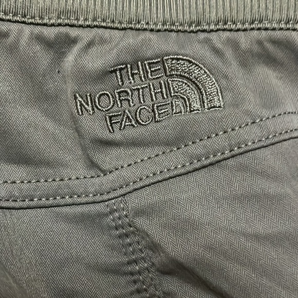 The North Face Women’s Green Athletic Capri Hiking Pants Size S - Picture 8 of 10